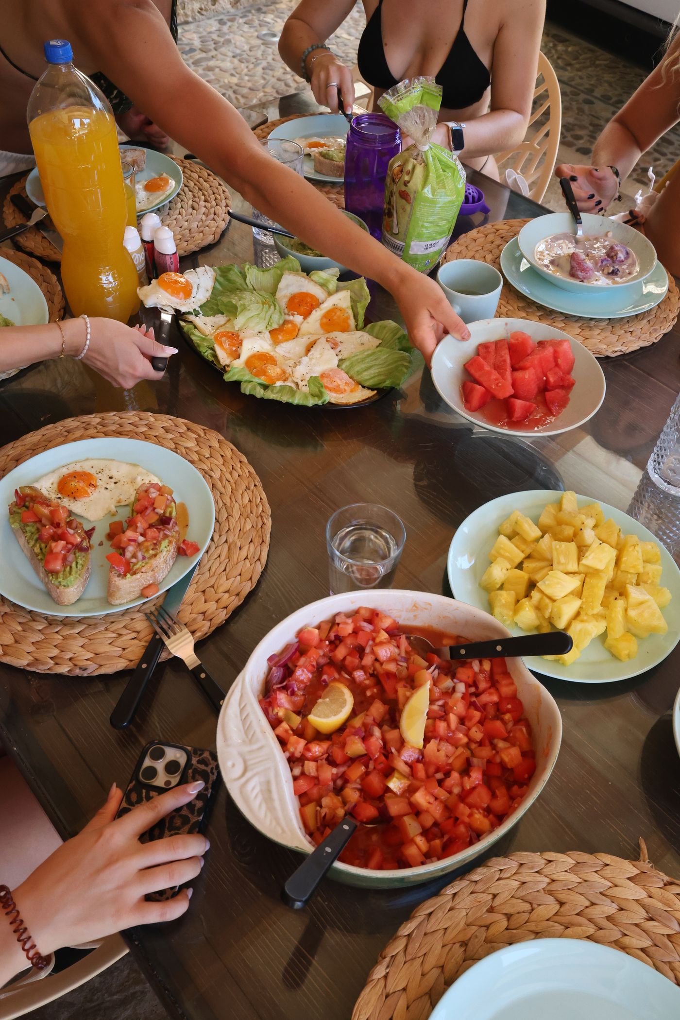 Gedeckter Frühstückstisch mit Obst
