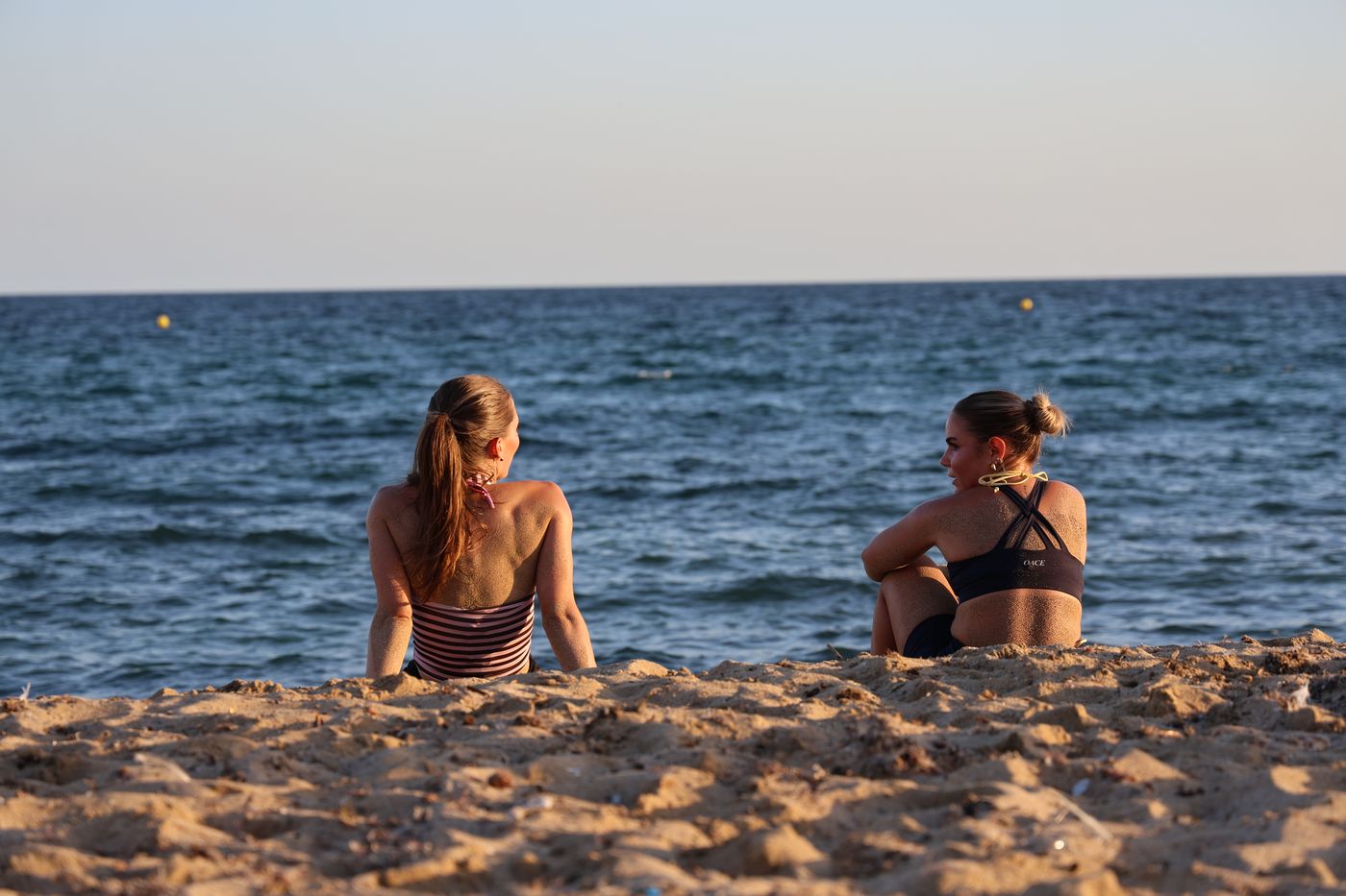 Zwei Frauen am Strand